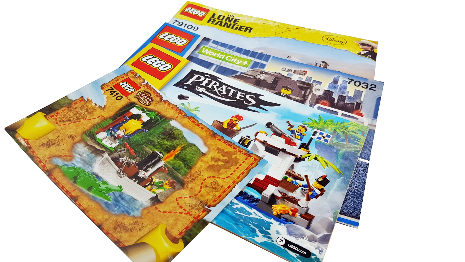 Kilka papierowych instrukcji do zestawów LEGO®
