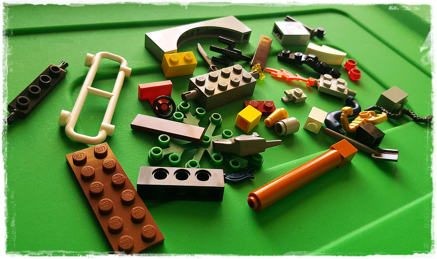 Pojedyncze klocki LEGO® na zielonym tle