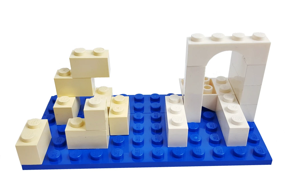 Białe pożółkłe klocki LEGO® na niebieskiej płytce