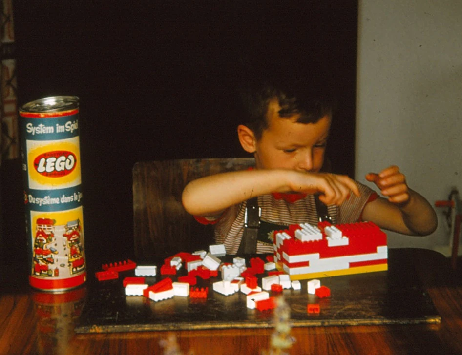 Chłopiec bawiący się klockami LEGO® w 1957 roku