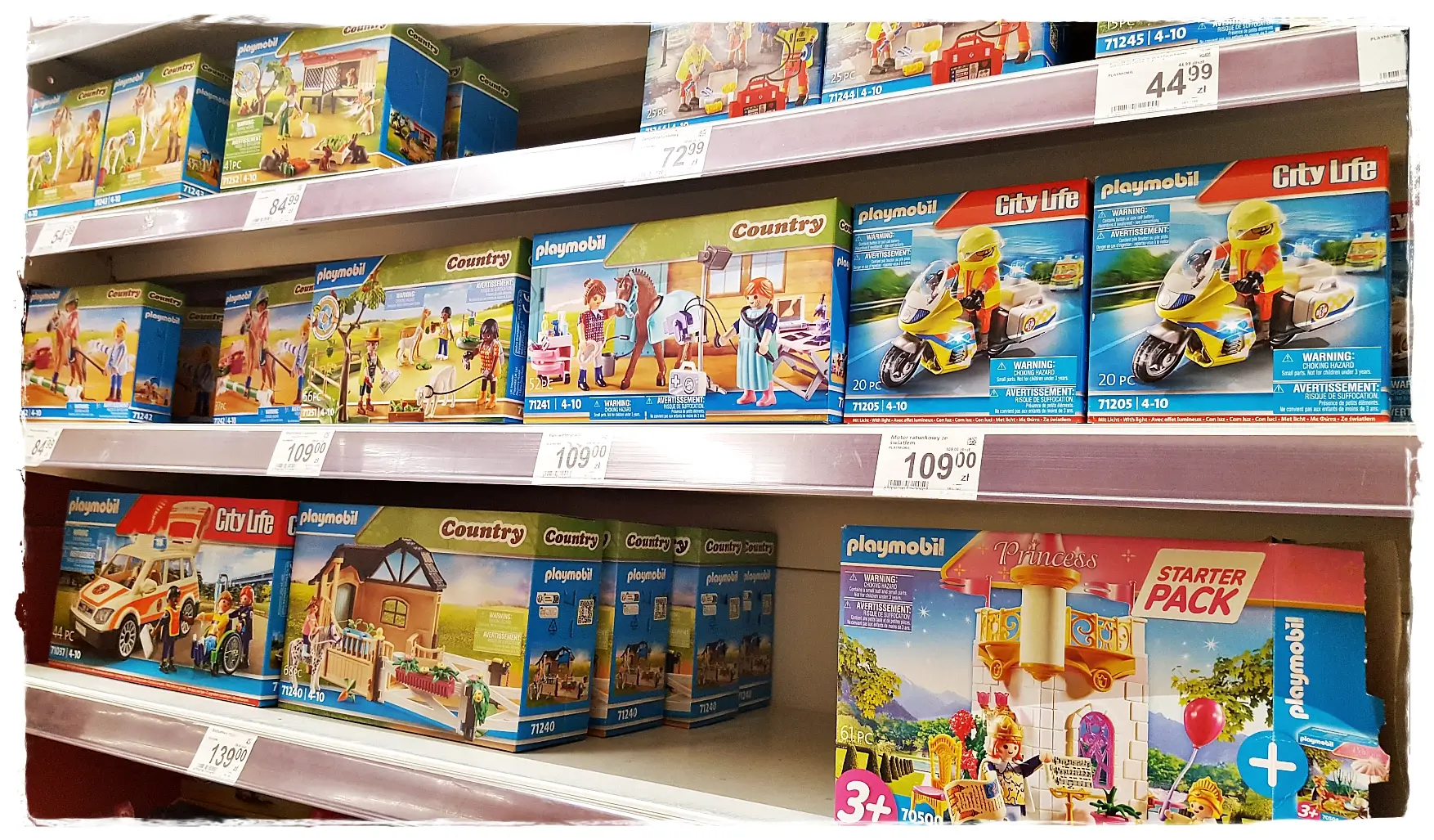 Półka sklepowa z zestawami Playmobil