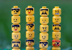 Rzędy głów z klocków LEGO®