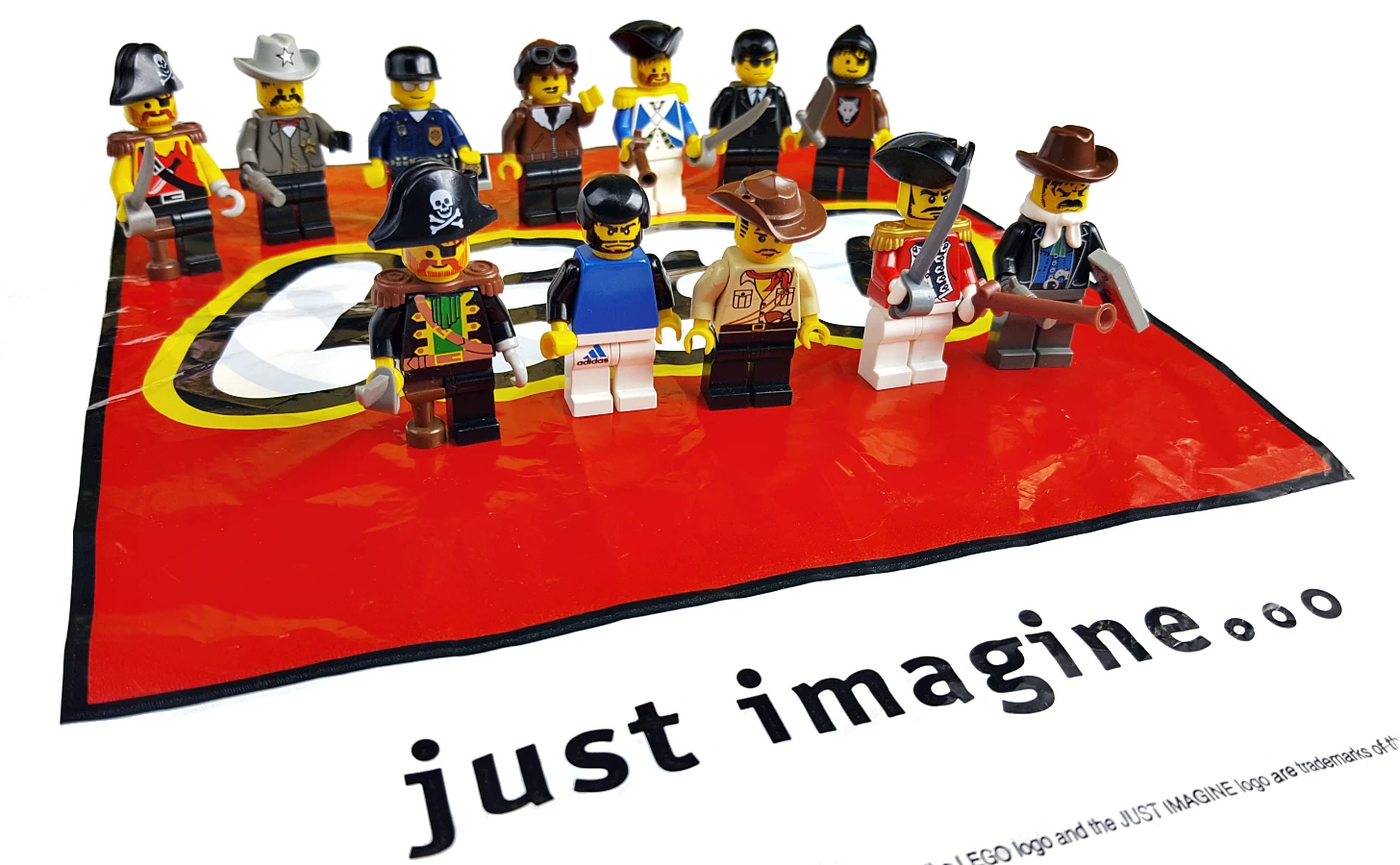 Różne figurki LEGO® na tle czerwonego logo