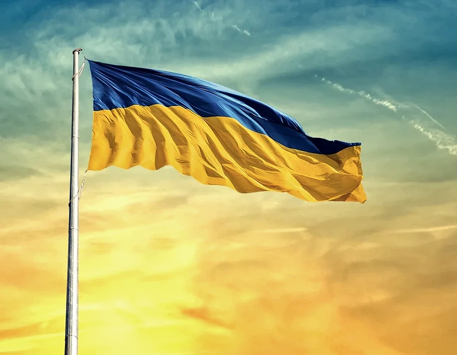 Żółto-niebieska flaga ukrainy na tle nieba