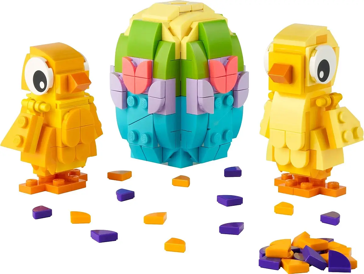 Kurczaczki wielkanocne z klocków LEGO® na stole