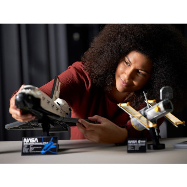LEGO 10283 Wahadłowiec Discovery NASA – zdjęcie