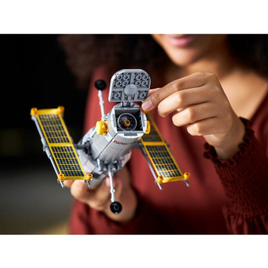 LEGO 10283 Wahadłowiec Discovery NASA – zdjęcie