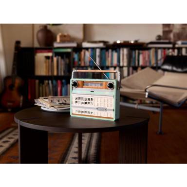 LEGO 10334 Icons Radio w stylu retro – zdjęcie