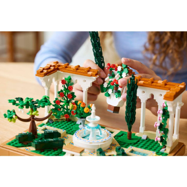 LEGO 10359 Icons Fontanna w ogrodzie – zdjęcie