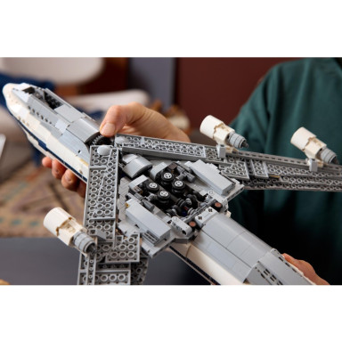 LEGO 10360 Icons Nosiciel wahadłowców – zdjęcie