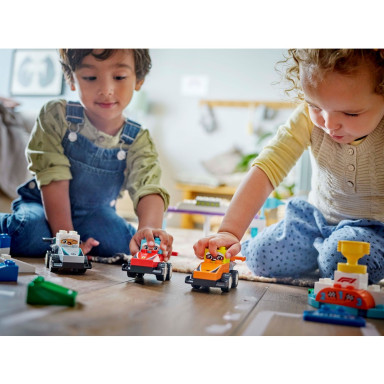 LEGO 10445 Duplo Bolidy i kierowcy F1 – zdjęcie