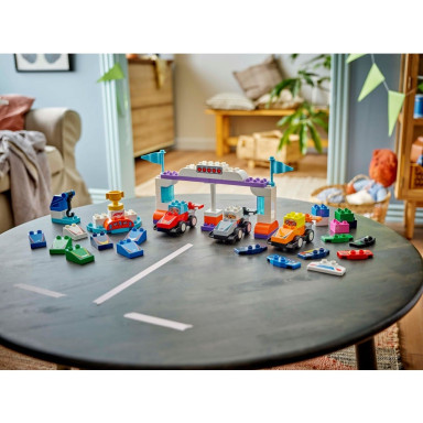 LEGO 10445 Duplo Bolidy i kierowcy F1 – zdjęcie