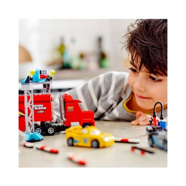 LEGO 10745 Juniors Finałowy wyścig Florida 500 – zdjęcie