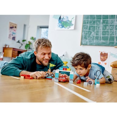 LEGO 10924 Duplo Zygzak McQueen na wyścigach – zdjęcie