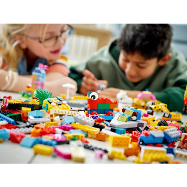 LEGO 11021 Classic 90 lat zabawy – zdjęcie
