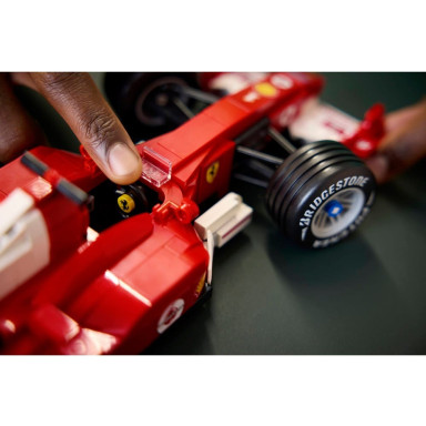 LEGO 11375 Icons Ferrari F2004 i Michael Schumacher – zdjęcie