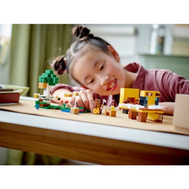 LEGO 21241 Minecraft Pszczeli ul – zdjęcie