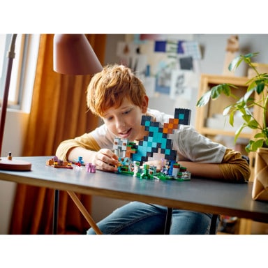LEGO 21244 Minecraft Bastion miecza – zdjęcie