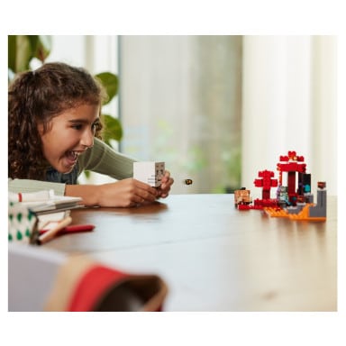 LEGO 21255 Minecraft Zasadzka w portalu do Netheru – zdjęcie
