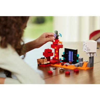 LEGO 21255 Minecraft Zasadzka w portalu do Netheru – zdjęcie