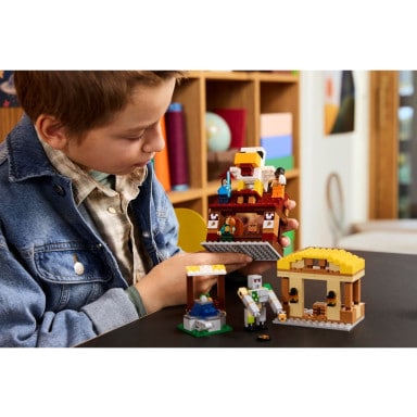 LEGO 21273 Minecraft Atak balonowego Ghasta na wioskę – zdjęcie