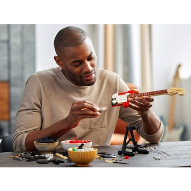 LEGO 21329 Ideas Ideas Fender Stratocaster – zdjęcie