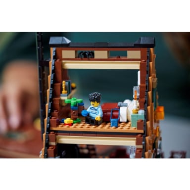 LEGO 21338 Ideas Chatka w kształcie litery A – zdjęcie