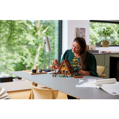 LEGO 21338 Ideas Chatka w kształcie litery A – zdjęcie
