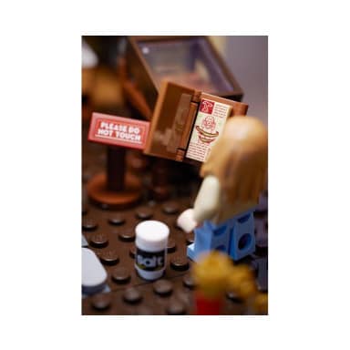 LEGO 21341 Ideas Disney Hokus Pokus: Chata sióstr Sanderson – zdjęcie