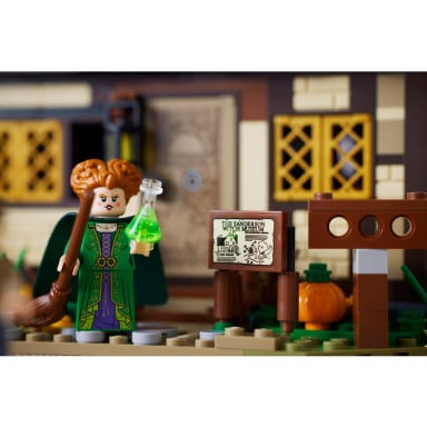 LEGO 21341 Ideas Disney Hokus Pokus: Chata sióstr Sanderson – zdjęcie