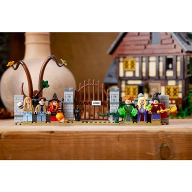 LEGO 21341 Ideas Disney Hokus Pokus: Chata sióstr Sanderson – zdjęcie
