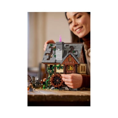 LEGO 21341 Ideas Disney Hokus Pokus: Chata sióstr Sanderson – zdjęcie
