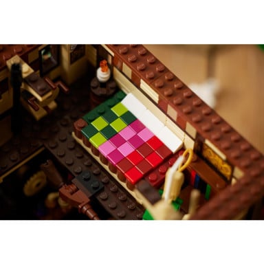 LEGO 21341 Ideas Disney Hokus Pokus: Chata sióstr Sanderson – zdjęcie
