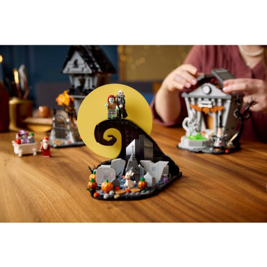 LEGO 21351 Ideas Disney: Miasteczko Halloween Tima Burtona – zdjęcie