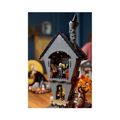 LEGO 21351 Ideas Disney: Miasteczko Halloween Tima Burtona – zdjęcie