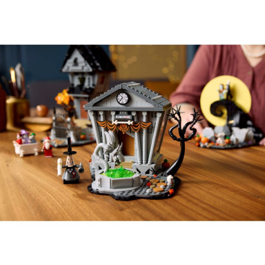 LEGO 21351 Ideas Disney: Miasteczko Halloween Tima Burtona – zdjęcie