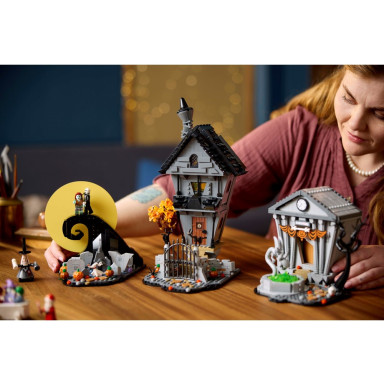 LEGO 21351 Ideas Disney: Miasteczko Halloween Tima Burtona – zdjęcie