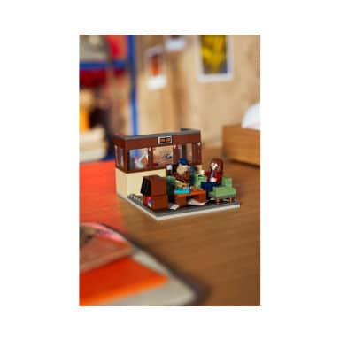 LEGO 40891 Icons Stranger Things: Stacja radiowa WSQK – zdjęcie