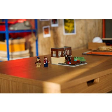 LEGO 40891 Icons Stranger Things: Stacja radiowa WSQK – zdjęcie