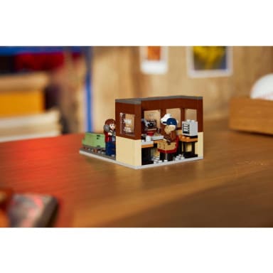 LEGO 40891 Icons Stranger Things: Stacja radiowa WSQK – zdjęcie