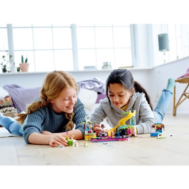 LEGO 41374 Friends Impreza Andrei na basenie – zdjęcie