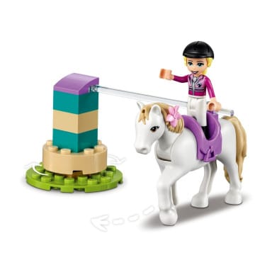 LEGO 41441 Friends Szkółka jeździecka i przyczepa dla konia – zdjęcie