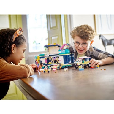 LEGO 41722 Friends Przyczepa na wystawę koni – zdjęcie
