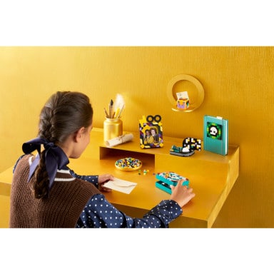 LEGO 41811 DOTS Zestaw na biurko z Hogwartu – zdjęcie