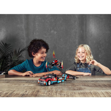LEGO 42106 Technic Furgonetka i motocykl kaskaderski – zdjęcie