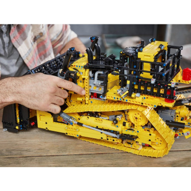 LEGO 42131 Technic Sterowany przez aplikację buldożer Cat D11 – zdjęcie