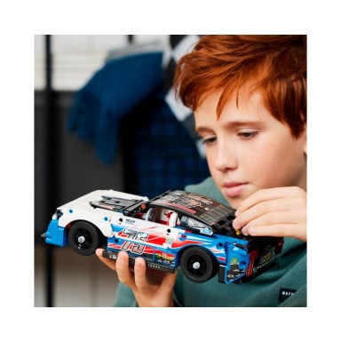 LEGO 42153 Technic Nowy Chevrolet Camaro ZL1 z serii NASCAR – zdjęcie