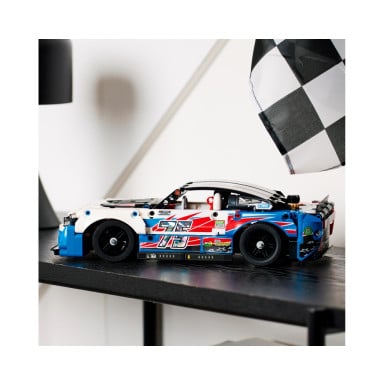 LEGO 42153 Technic Nowy Chevrolet Camaro ZL1 z serii NASCAR – zdjęcie