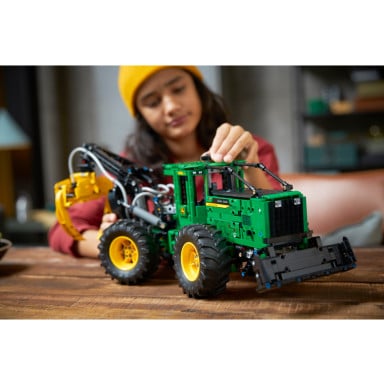 LEGO 42157 Technic Ciągnik zrywkowy John Deere 948L-II – zdjęcie
