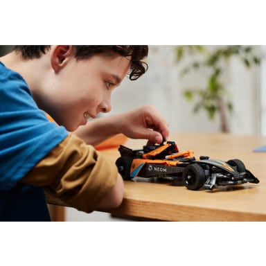 LEGO 42169 Technic NEOM McLaren Formula E Race Car – zdjęcie